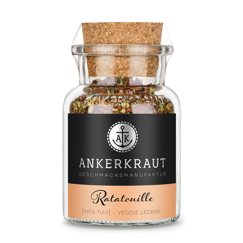Ratatouille Gewürze von Ankerkraut im Korkenglas auf weißem Hintergrund.