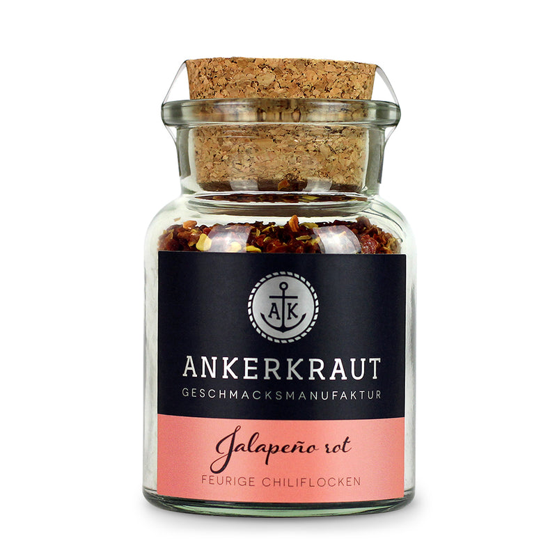 Rote Jalapeno von Ankerkraut im Korkenglas auf weißem Hintergrund.