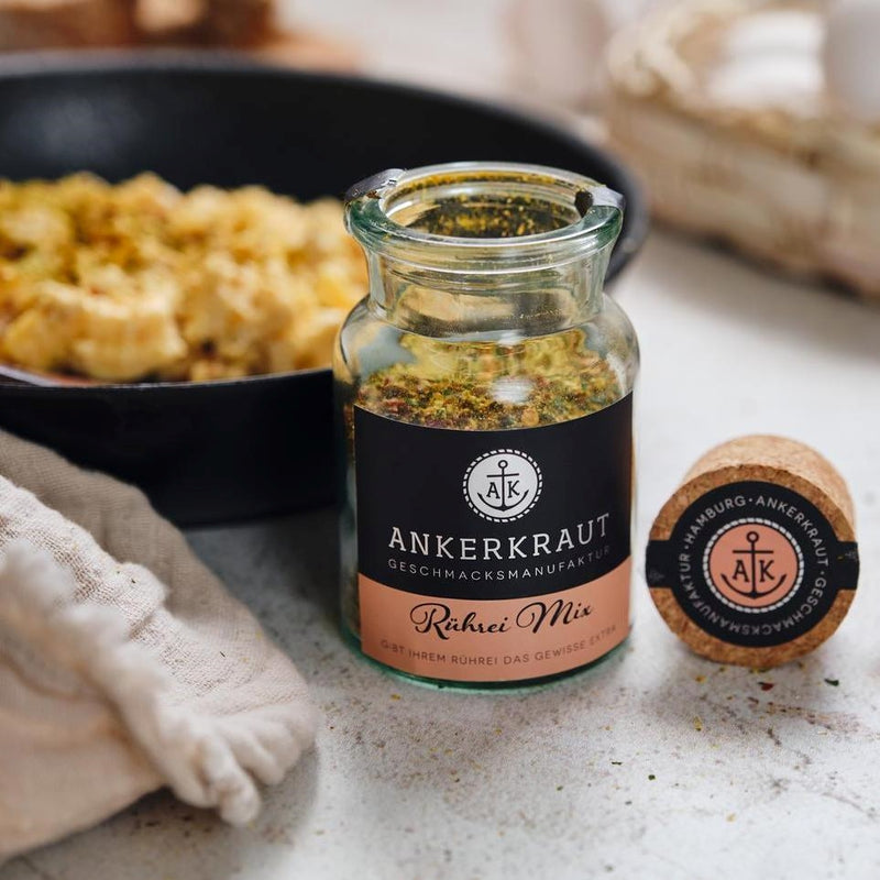 Rührei Mix steht neben Pfanne mit Rührei