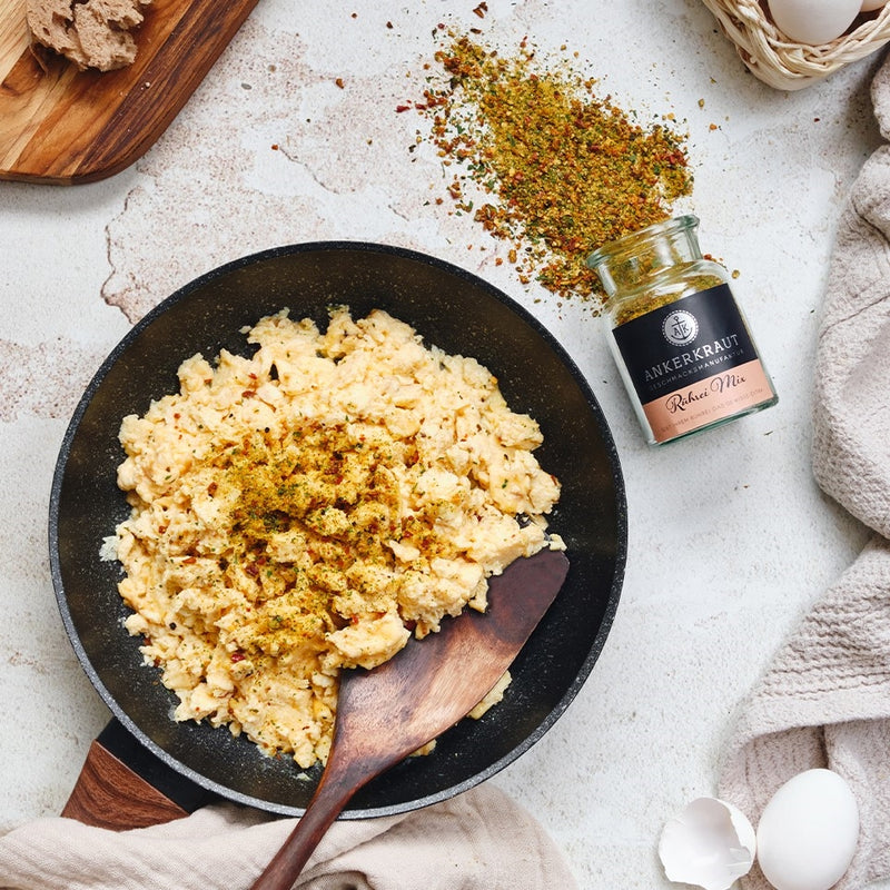 Rührei Mix liegt neben Teller mit Rührei