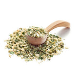 Rührei mit Kräutern von Ankerkraut als Häufchen auf einem Gewürzlöffel.