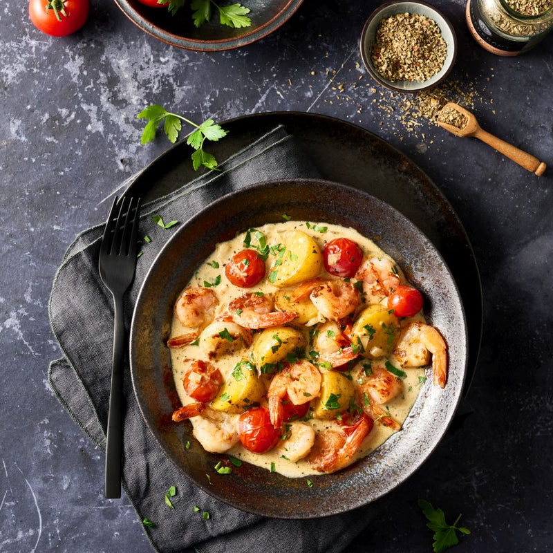 Scampi Pfanne Sylter Art auf einem tiefen Teller.