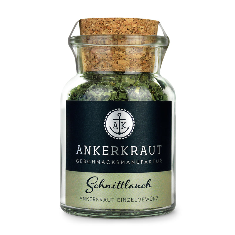 Schnittlauch getrocknet von Ankerkraut im Korkenglas auf weißem Hintergrund.