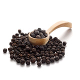 Schwarzer Kampot Pfeffer von Ankerkraut als Häufchen auf einem Gewürzlöffel.