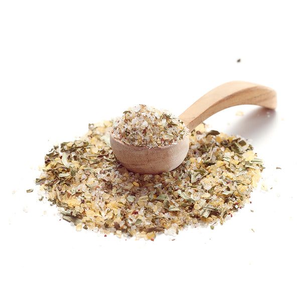 Spargelgewürz von Ankerkraut als Häufchen auf einem Gewürzlöffel.