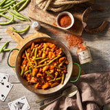 Westernpfanne mit Bohnen, Mais und Kartoffeln in einer Pfanne angerichtet. 