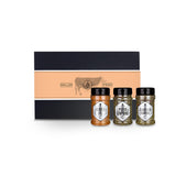 Steak Geschenk-Set mit drei Gewürzstreuern vor einer Geschenkbox mit einem Rind auf der Banderole.