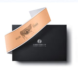 Steak Geschenk Box aus schwarzem Karton mit diagonaler Banderole.