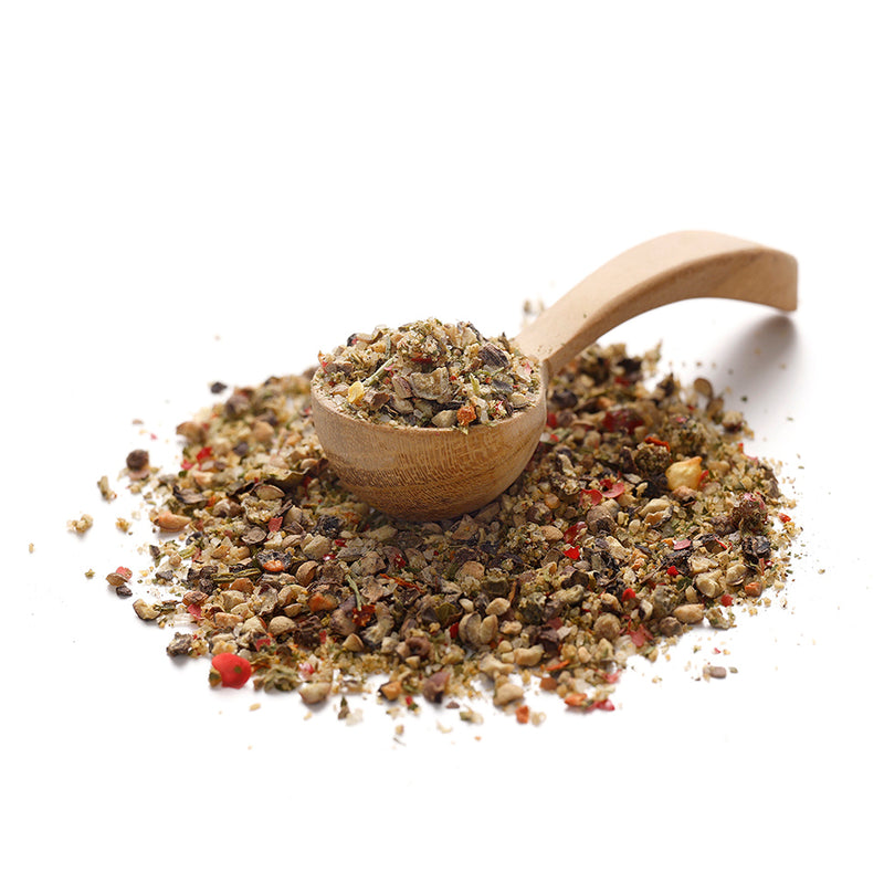 Steakpfeffer Hamburg von Ankerkraut als Häufchen auf einem Gewürzlöffel.