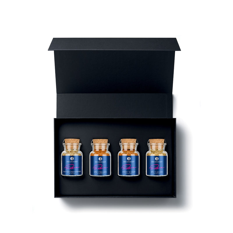 Tim Raue Geschenk-Box aus schwarzem Karton mit geöffnetem Deckel und Blick auf den Inhalt.