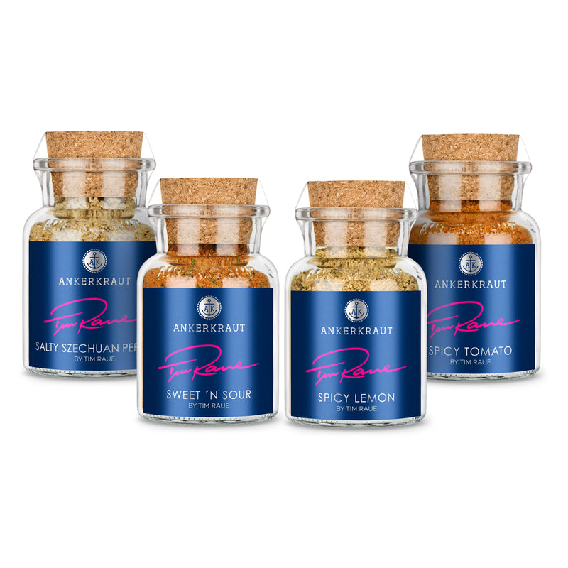 Die vier Korkengläser des Tim Raue Gewürz-Sets nebeneinander auf weißem Hintergrund.