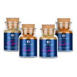 Die vier Korkengläser des Tim Raue Gewürz-Sets nebeneinander auf weißem Hintergrund.