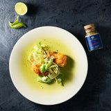 Spicy Lemon Chicken auf einem weißen Teller angerichtet.