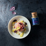 Vitello tonnato auf einem weißen Teller angerichtet.