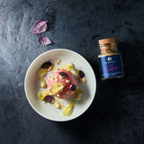 Vitello tonnato auf einem weißen Teller angerichtet.