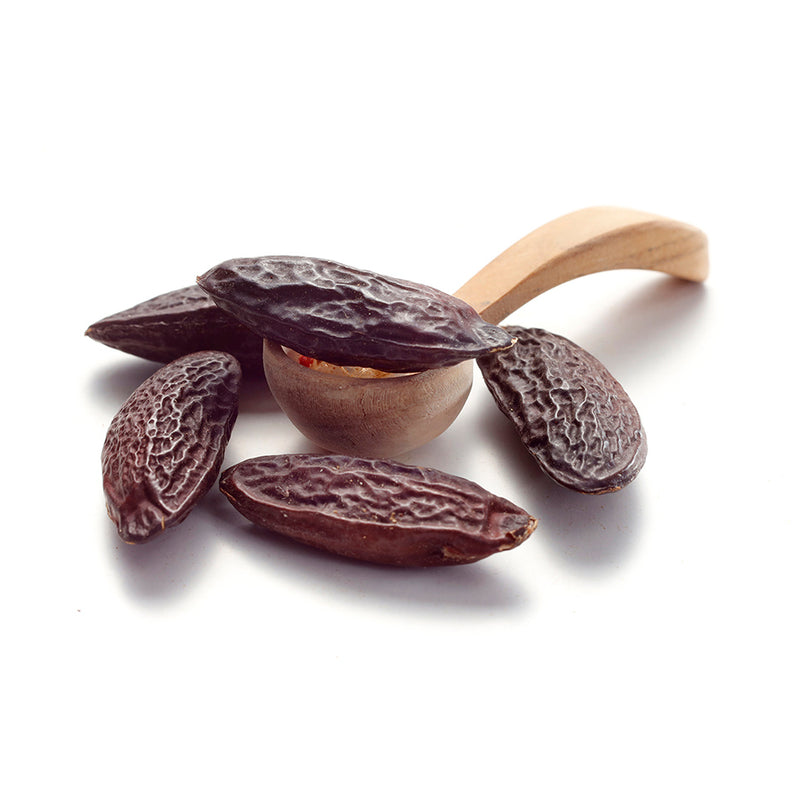 Tonkabohnen von Ankerkraut als Häufchen auf einem Gewürzlöffel.