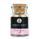 Tonkazucker von Ankerkraut im Korkenglas auf weißem Hintergrund.