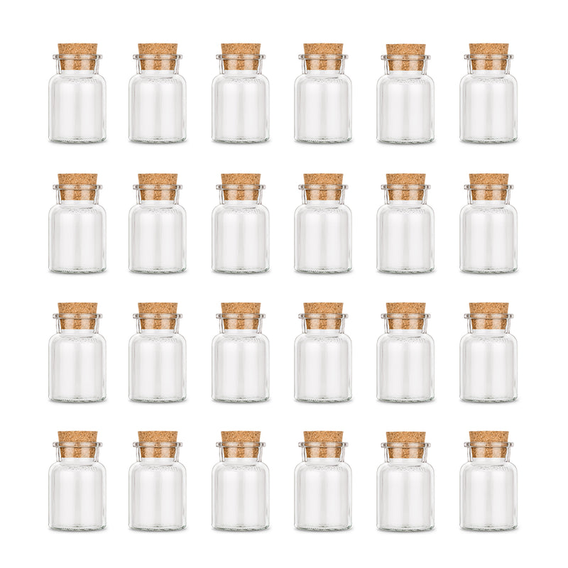 Vierundzwanzig  leere Korkengläser von Ankerkraut auf weißem Hintergrund.