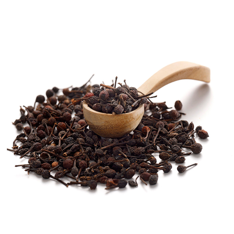 Voatsiperifery Pfeffer von Ankerkraut als Häufchen auf einem Gewürzlöffel.