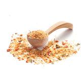 Wok Gewürz von Ankerkraut als Häufchen auf einem Gewürzlöffel.