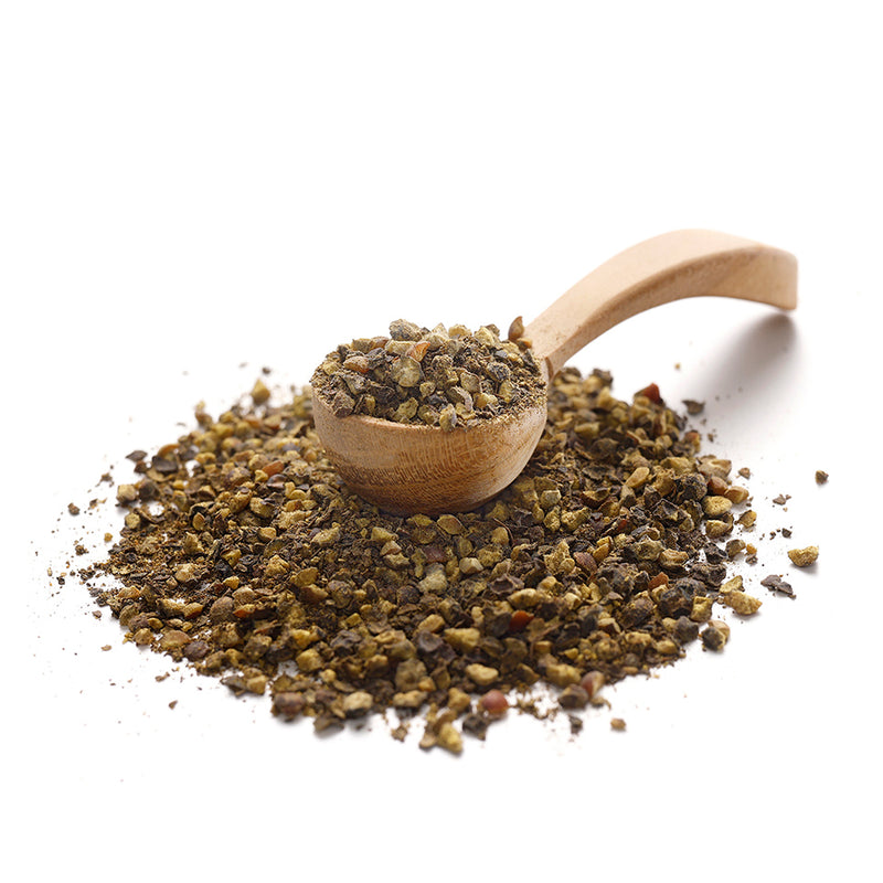 Zitronenpfeffer von Ankerkraut als Häufchen auf einem Gewürzlöffel.